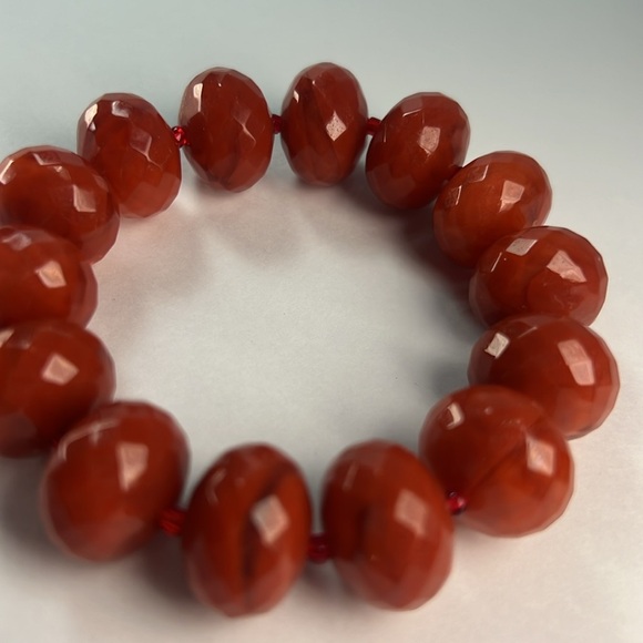 Red toned beaded stretch bracelet - Picture 4 of 4